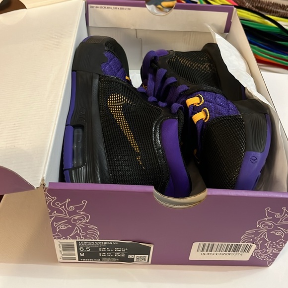 Nike LeBron Witness 8 Basketball Shoes
Color: Black/Gold/Purple
Quantity: 1 - Picture 11 of 11